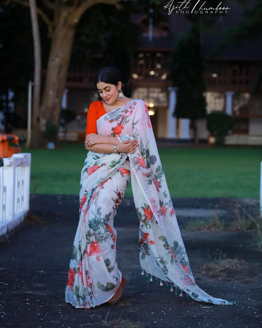 Shamna Kasim Mesmerizing Looks In Beautiful White Saree Red Blouse